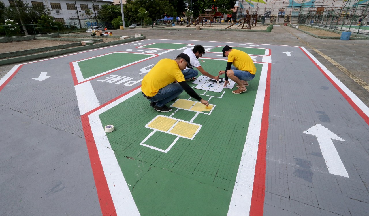 pessoas pintando uma praça